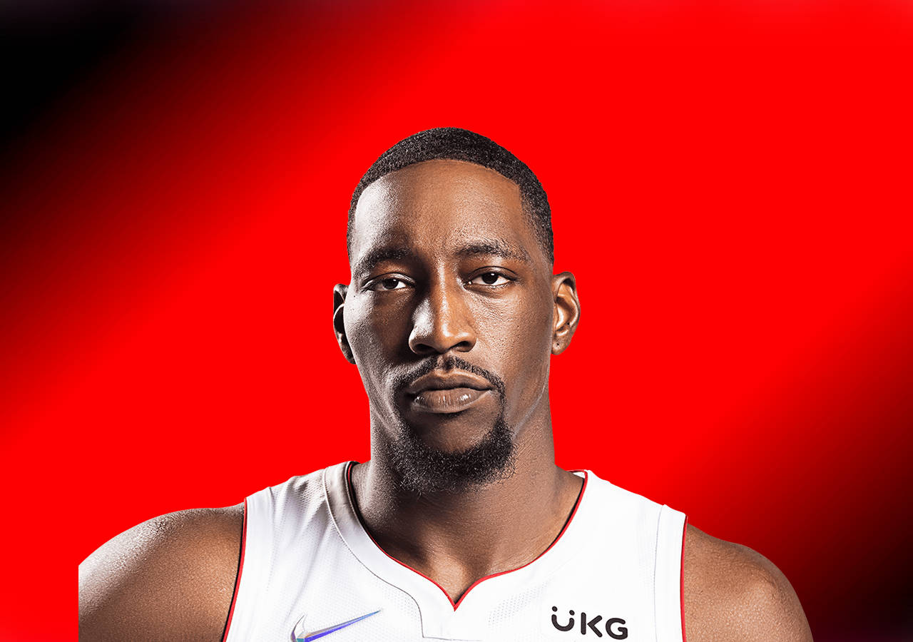 Bam Adebayo 紅色背景 壁紙 — 一位專注的籃球運動員身穿白色球衣，站在大膽的紅色漸變背景前。
