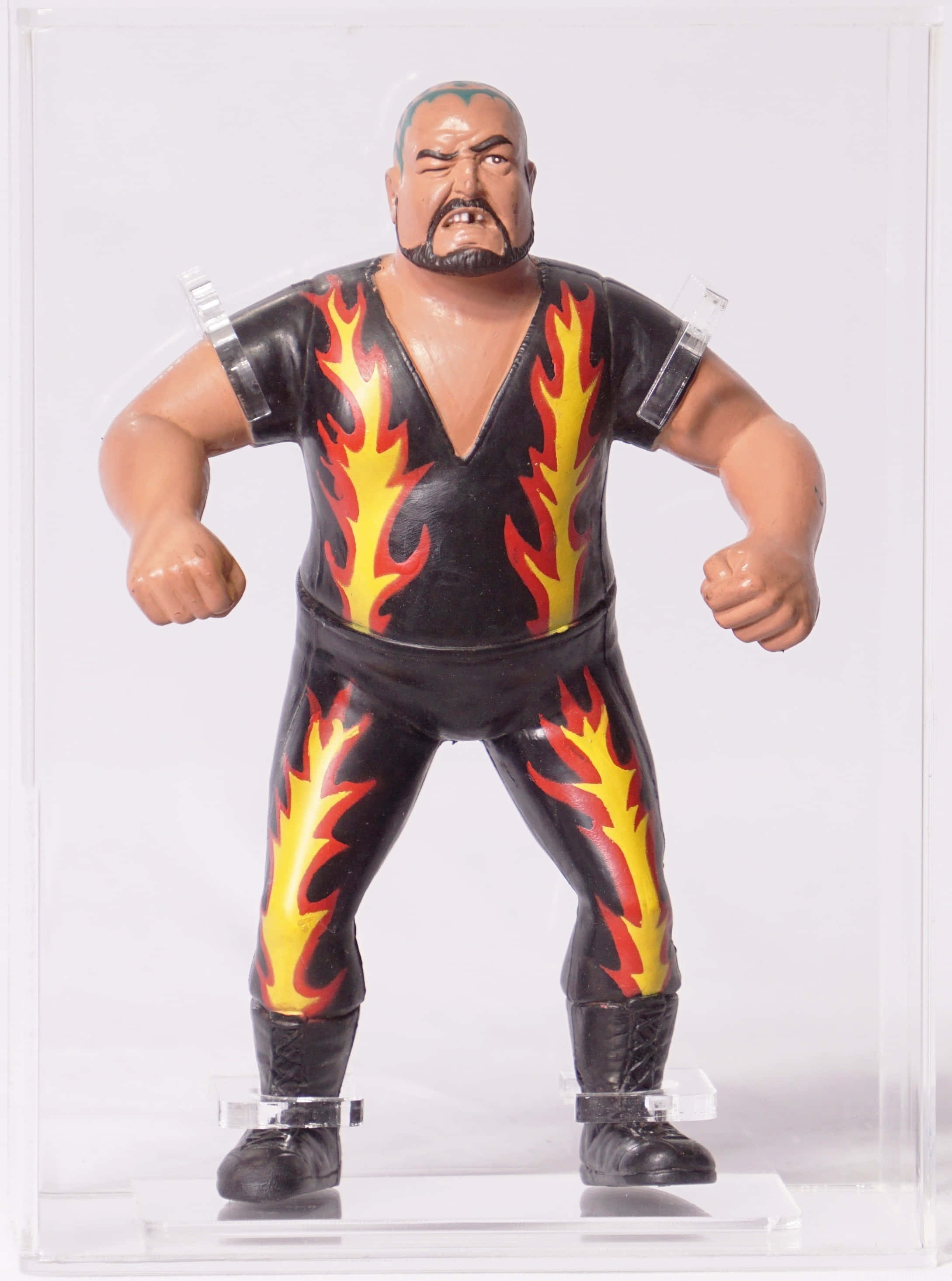 Bam Bam Bigelow WWF LJN 風格自訂橡膠人偶 壁紙 — 一個肌肉發達的摔角手動作人偶，身穿黑色火焰圖案服裝，在透明展示櫃內擺出戰鬥姿勢。