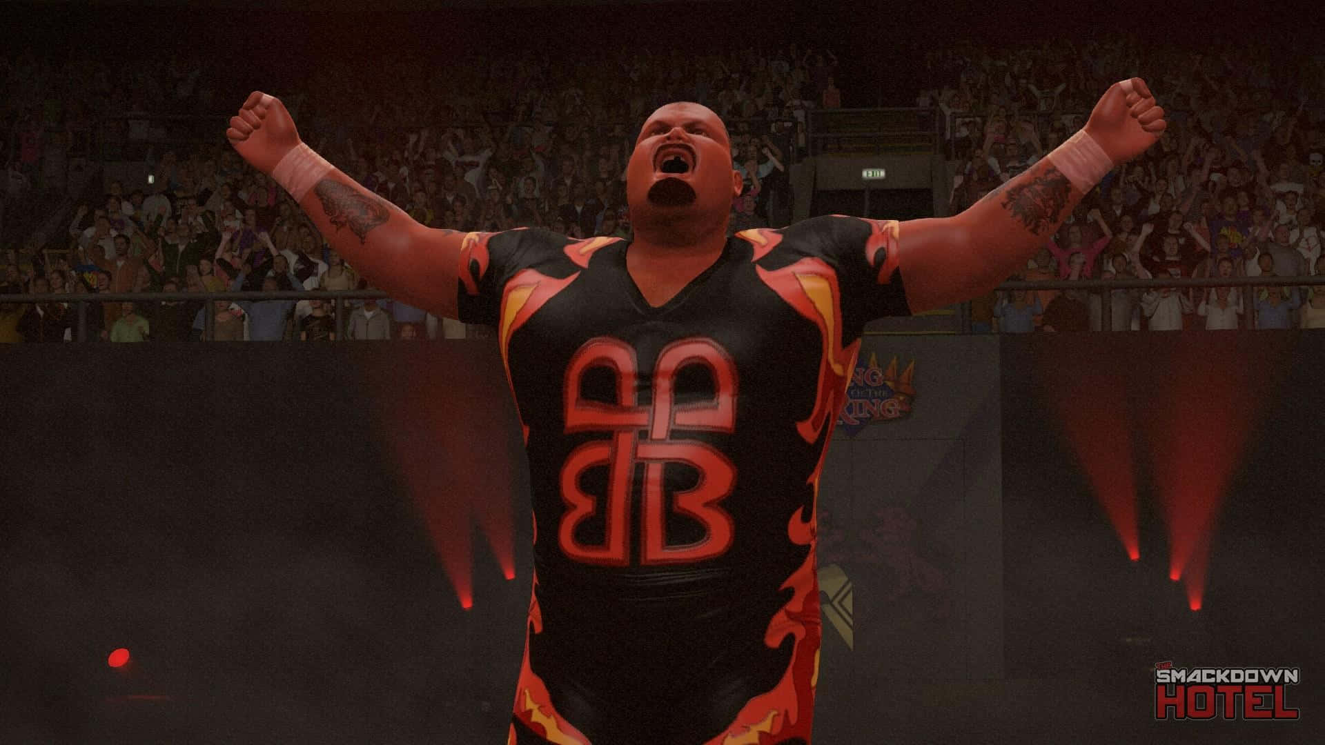 Bam Bam Bigelow WWE 2K16名單角色 壁紙 — 一名身穿黑色和橙色火焰圖案襯衫的摔角手，在紅色聚光燈下，於擠滿觀眾的場館內高舉雙臂，發出勝利的咆哮。