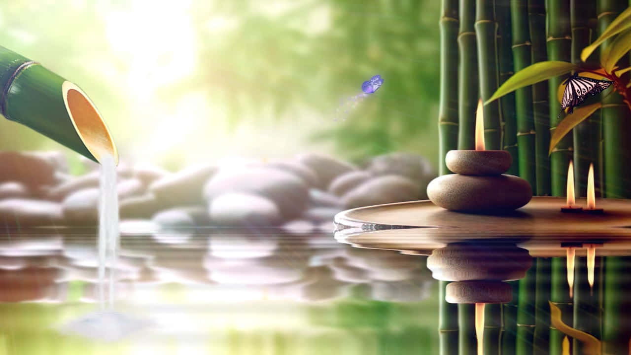  壁紙 — 竹水流將水注入一個寧靜的池塘，旁邊有堆疊的石頭和點燃的蠟燭，一隻蝴蝶在附近翩翩起舞。