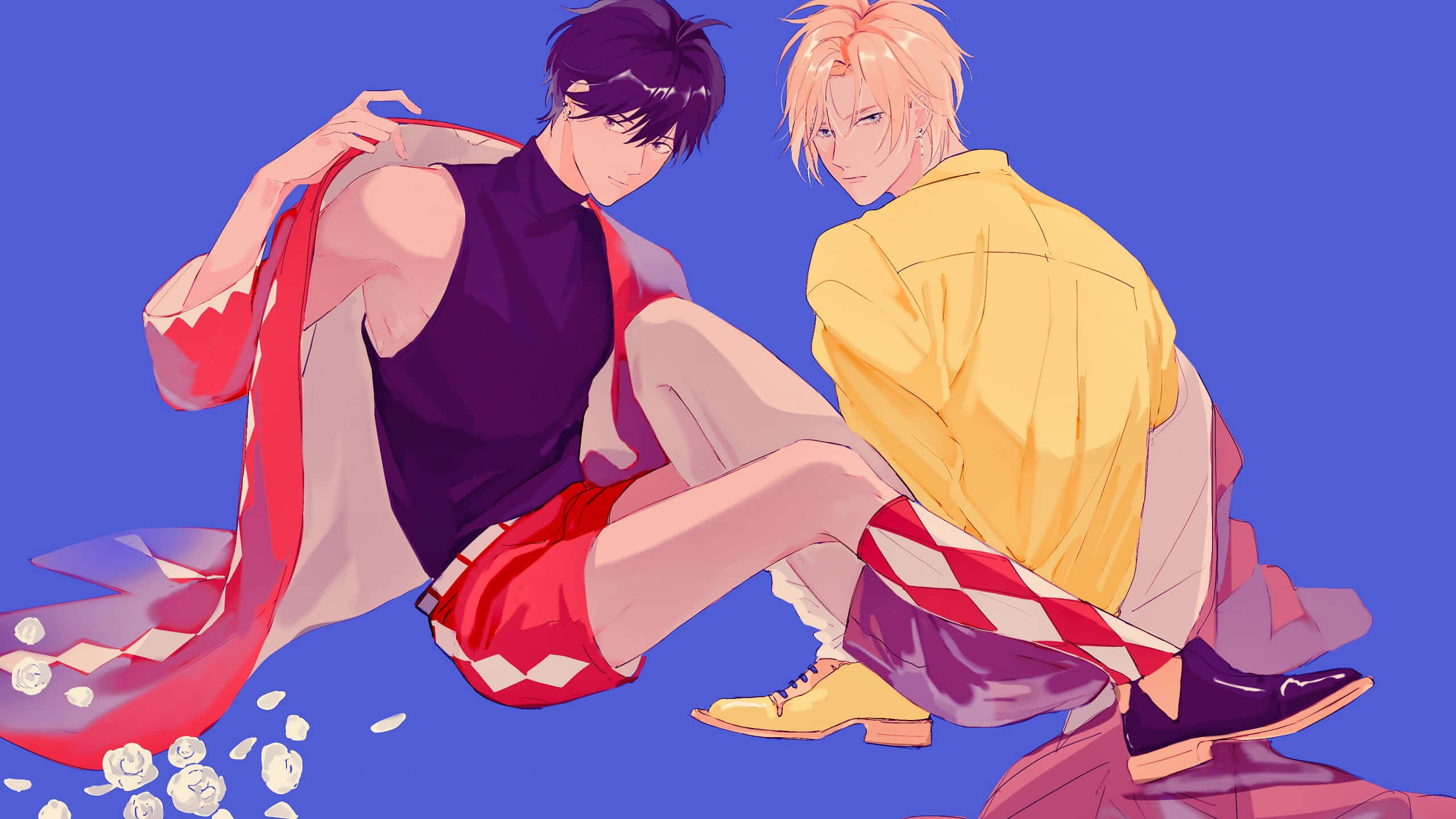 《Banana Fish》主角阿什漫步城市街頭 壁紙 — 兩個動畫男孩穿著色彩繽紛的服裝，隨意地坐在純藍色背景上，散落著白色的花朵。