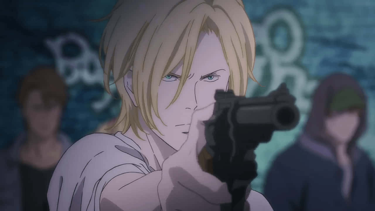 《Banana Fish》主角阿什·林克斯 壁紙 — 一個金髮動漫角色在夜間專注地用槍瞄準一幅佈滿塗鴉的牆壁。