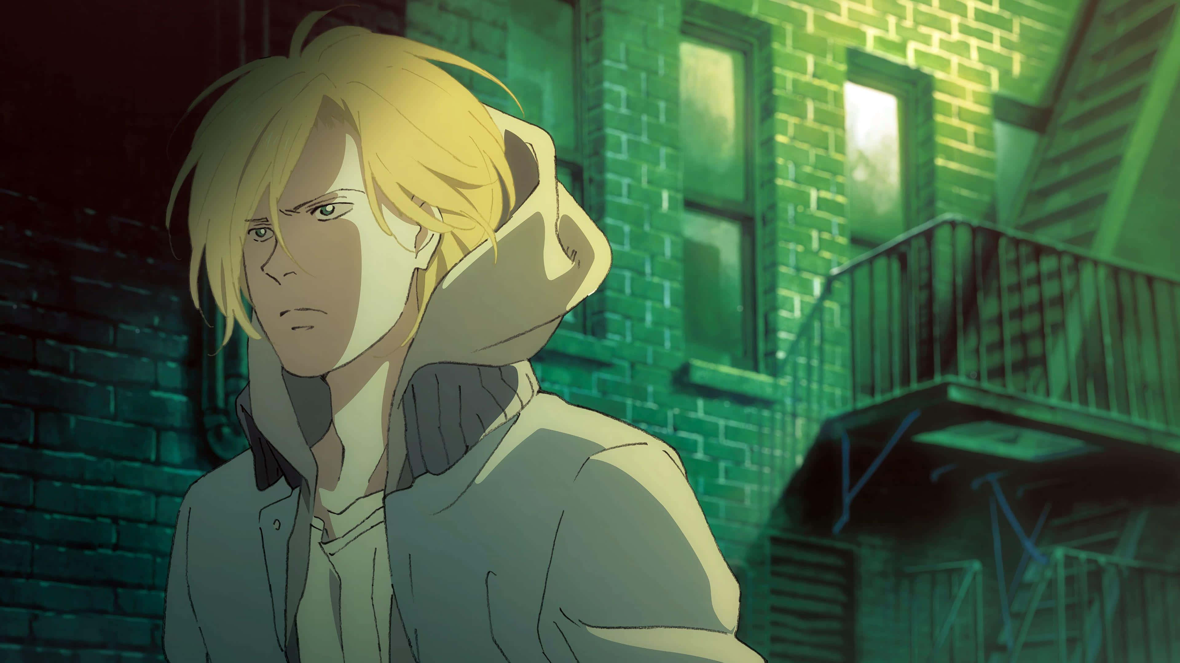 《Banana Fish》——冒險與危險的交織 壁紙 — 一個金髮動漫角色穿著連帽衫，站在一條光線昏暗、有綠色磚牆和防火梯的小巷裡。