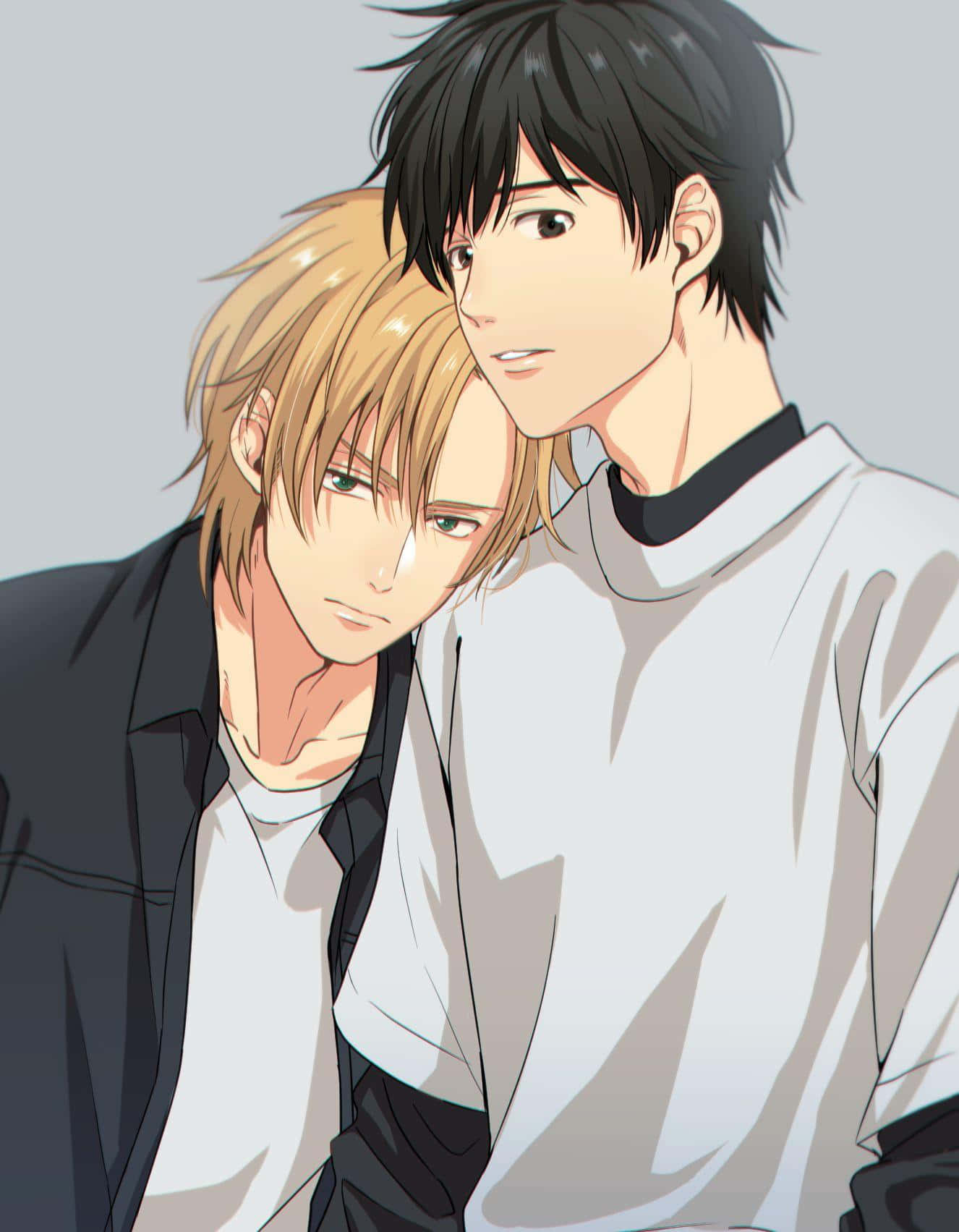 《Banana Fish》動畫中的感人瞬間 壁紙 — 兩個動漫男子在柔和的灰色背景前溫柔擁抱，一個金髮綠眼，另一個黑髮，目光溫暖。