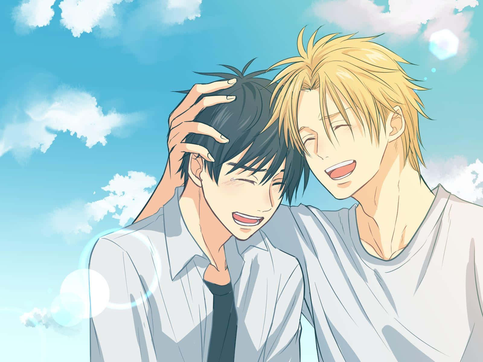 《Banana Fish》漫畫中的兩位主角：阿什與岡村誠 壁紙 — 兩個動漫男孩在明亮的藍天下，伴隨著蓬鬆的白雲和鏡頭光暈效果，一起大笑。