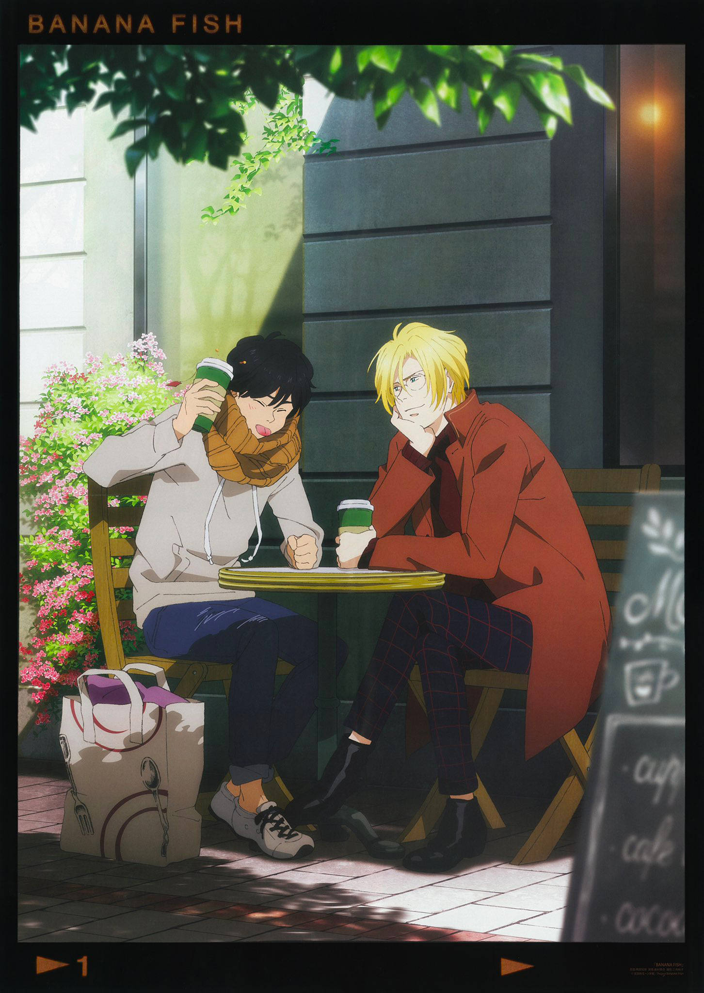 Banana Fish 紐約咖啡館 Polaroid 壁紙 — 兩個動漫男孩坐在咖啡桌旁，頭頂綠葉茂盛的樹枝，在陽光明媚的日子裡喝著飲料。