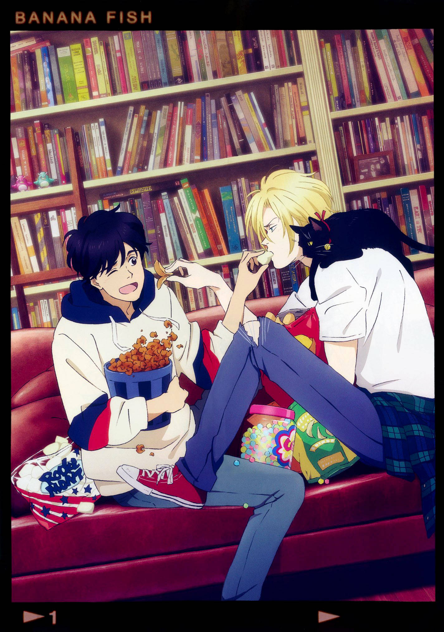 Banana Fish 阿什與艾吉的可愛 Polaroid 壁紙 — 兩個動畫男孩吃爆米花，而一隻黑貓躺在被書架包圍的紅色沙發上。
