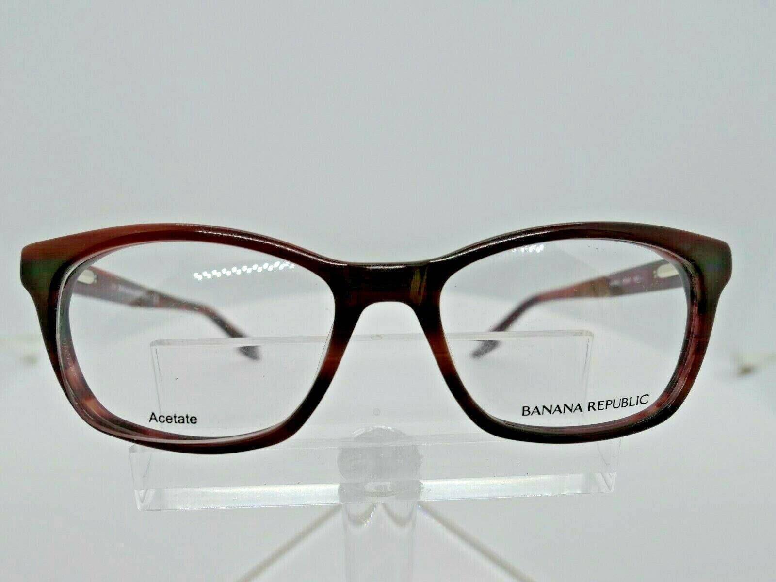 Banana Republic Celine酒紅色眼鏡 壁紙 — 一副玳瑁醋酸纖維Banana Republic眼鏡展示在透明亞加力支架上，背景為純白色。
