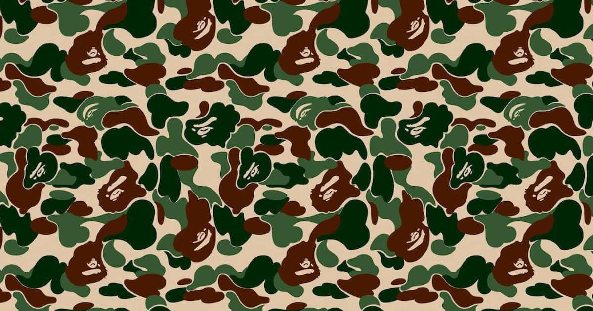 街頭時尚標誌，BAPE 壁紙 — 重複的迷彩圖案，帶有綠色、棕色和米色斑點，每個斑點包含一個風格化的白色臉部標誌。