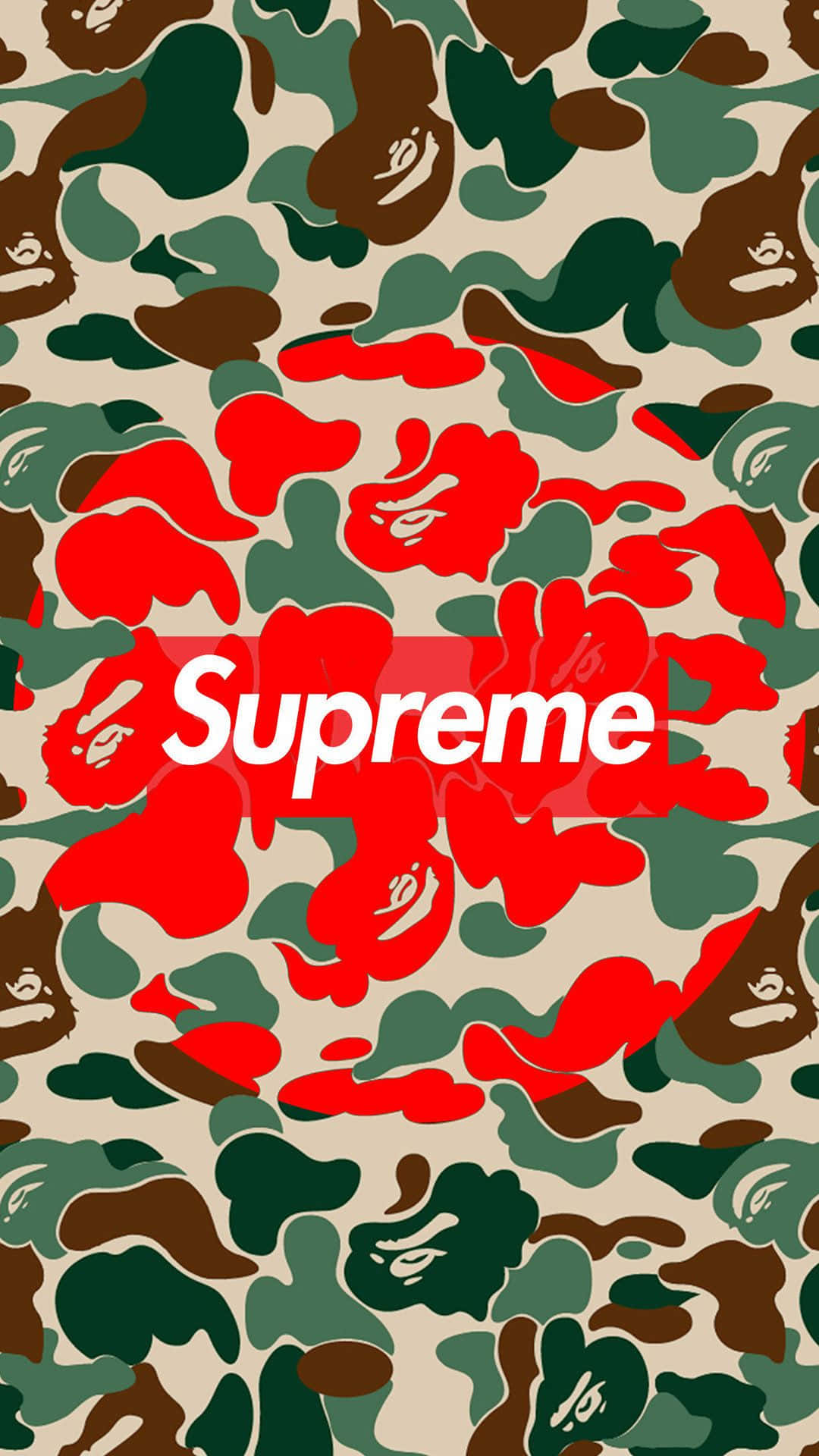 BAPE 軍用迷彩與紅色 Supreme 標誌 壁紙 — 大膽的紅色Supreme標誌居中於一個迷彩圖案上，該圖案以綠色、棕色和米色重複的猿臉圖案為特色。