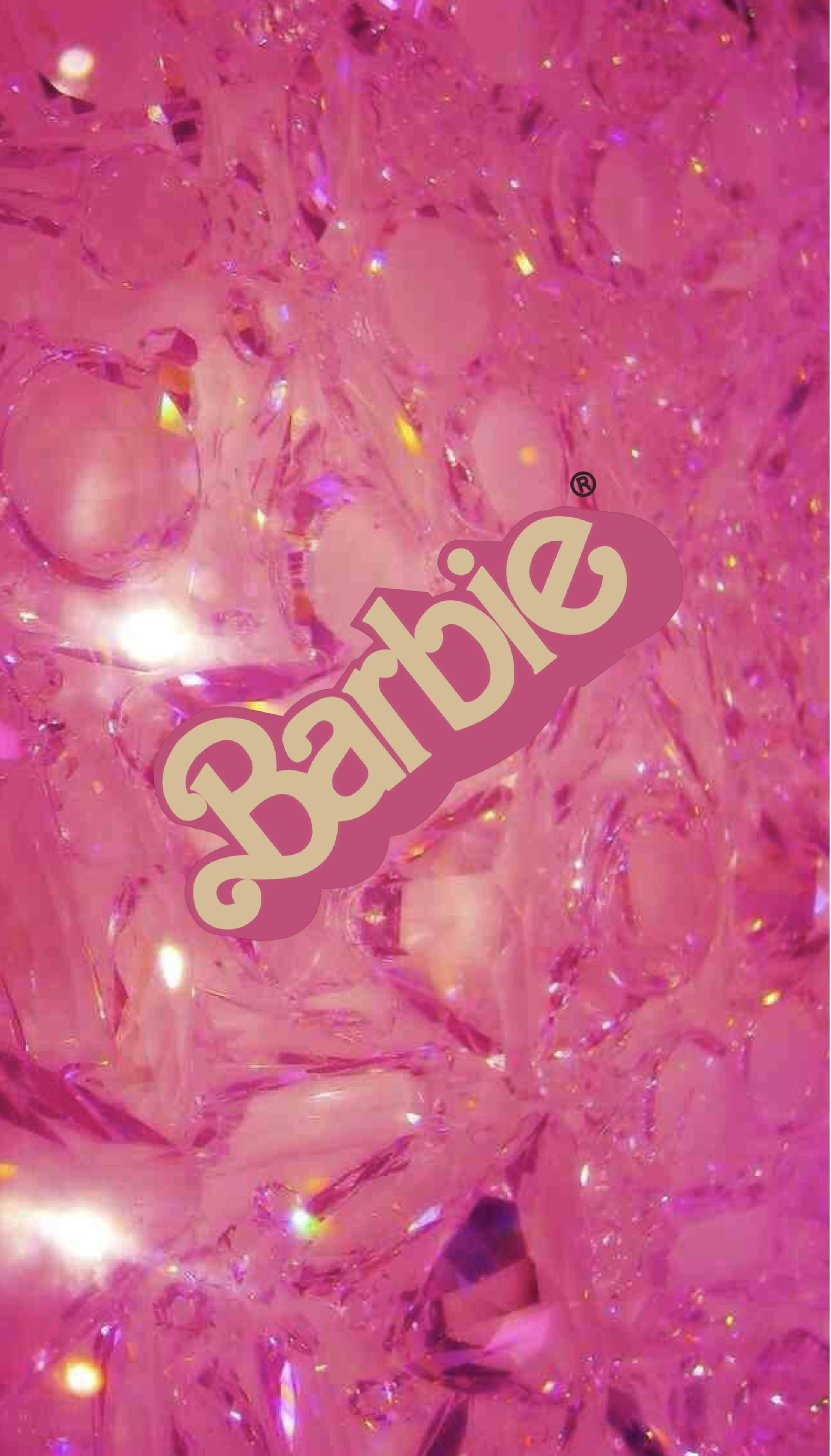 Glitter Barbie Aesthetic 桌布 壁紙 — 一個閃閃發光的粉紅色碎玻璃背景，中央有金色的標誌性 Barbie 標誌。