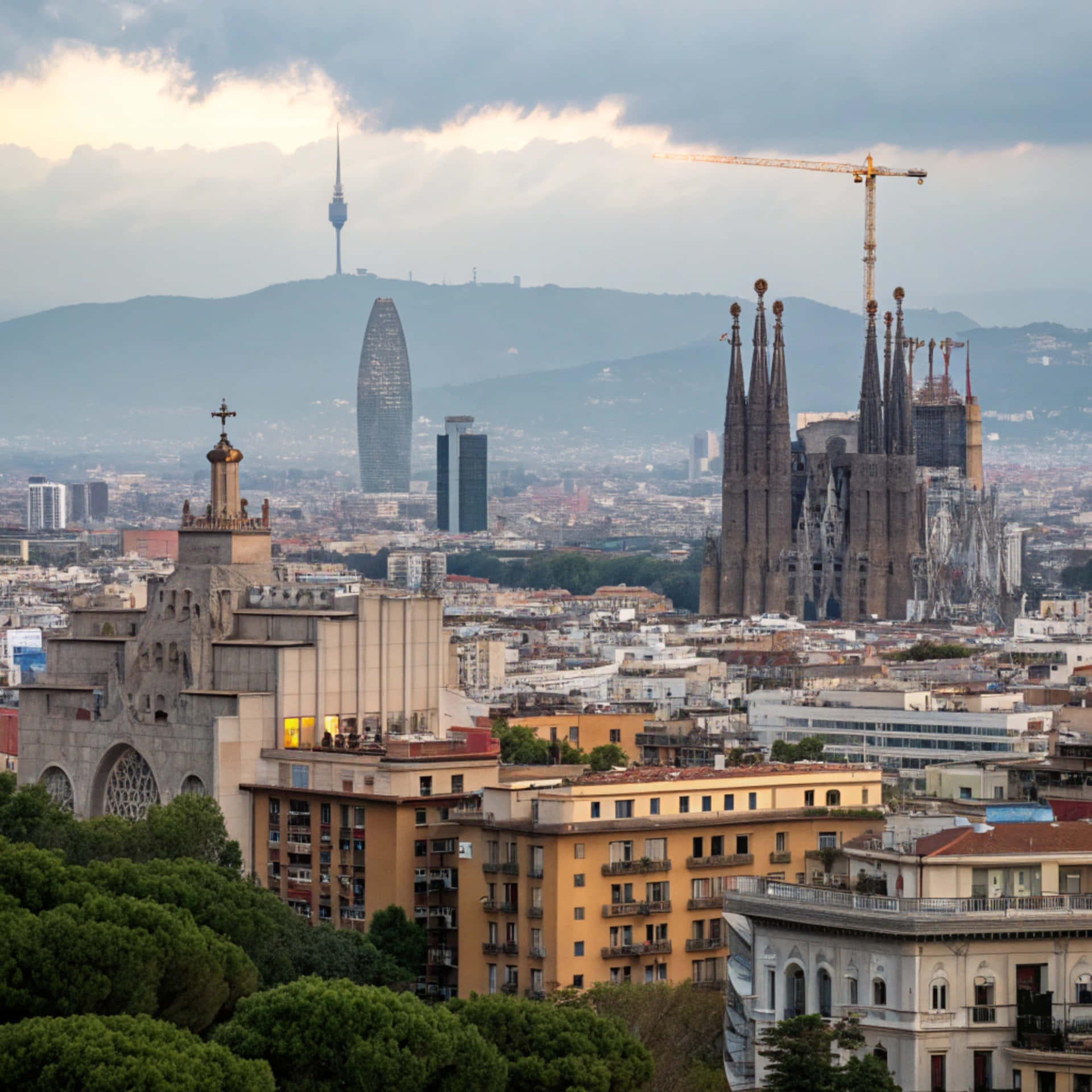 Barcelona skyline 壁紙 — 黃昏時分的巴塞隆拿天際線，聖家堂的尖塔和現代主義塔樓在陰雲密布的天空下，聳立在密集的城市屋頂之上。