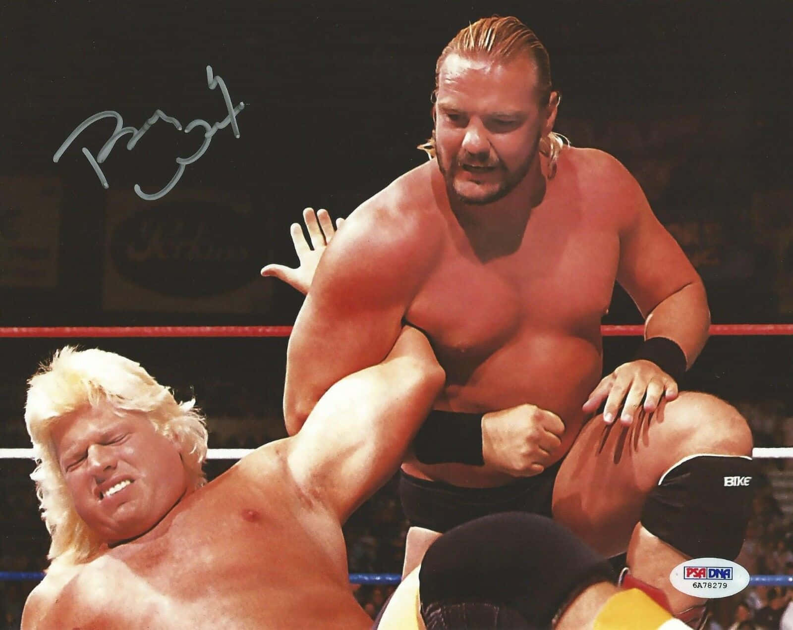 Barry Windham與對手苦戰 壁紙 — 金髮摔角手在明亮的場館燈光下於擂台上舉起對手。