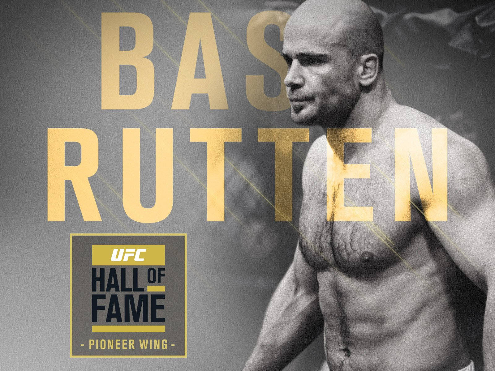Bas Rutten UFC海報 壁紙 — BAS RUTTEN 在黑白肖像中赤裸上身，並以粗體金色文字宣佈他入選 UFC 名人堂先鋒翼。