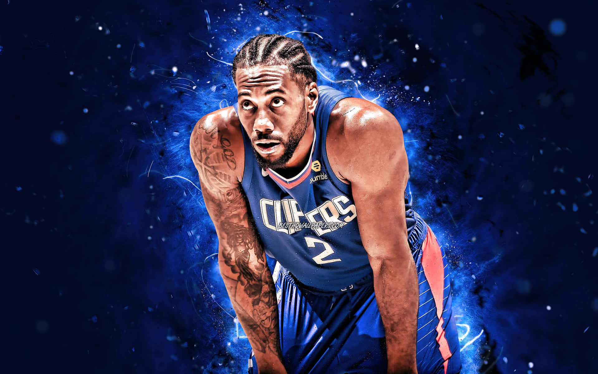 身穿快艇隊球衣、有紋身的籃球運動員，背景為藍色能量爆發。