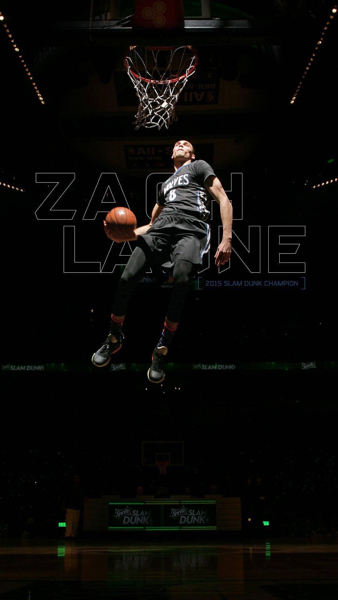 NBA iPhone 喬治·拉文 明尼蘇達森林狼隊 壁紙 — 一名籃球運動員在半空中表演灌籃，下方是黑暗的人群，上方是明亮的場館燈光。