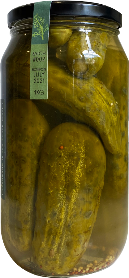 醃漬小黃瓜罐頭 Batch002 壁紙 — 一個透明玻璃罐裝滿了醃製泡菜和香料，用黑色蓋子和綠色標籤密封。