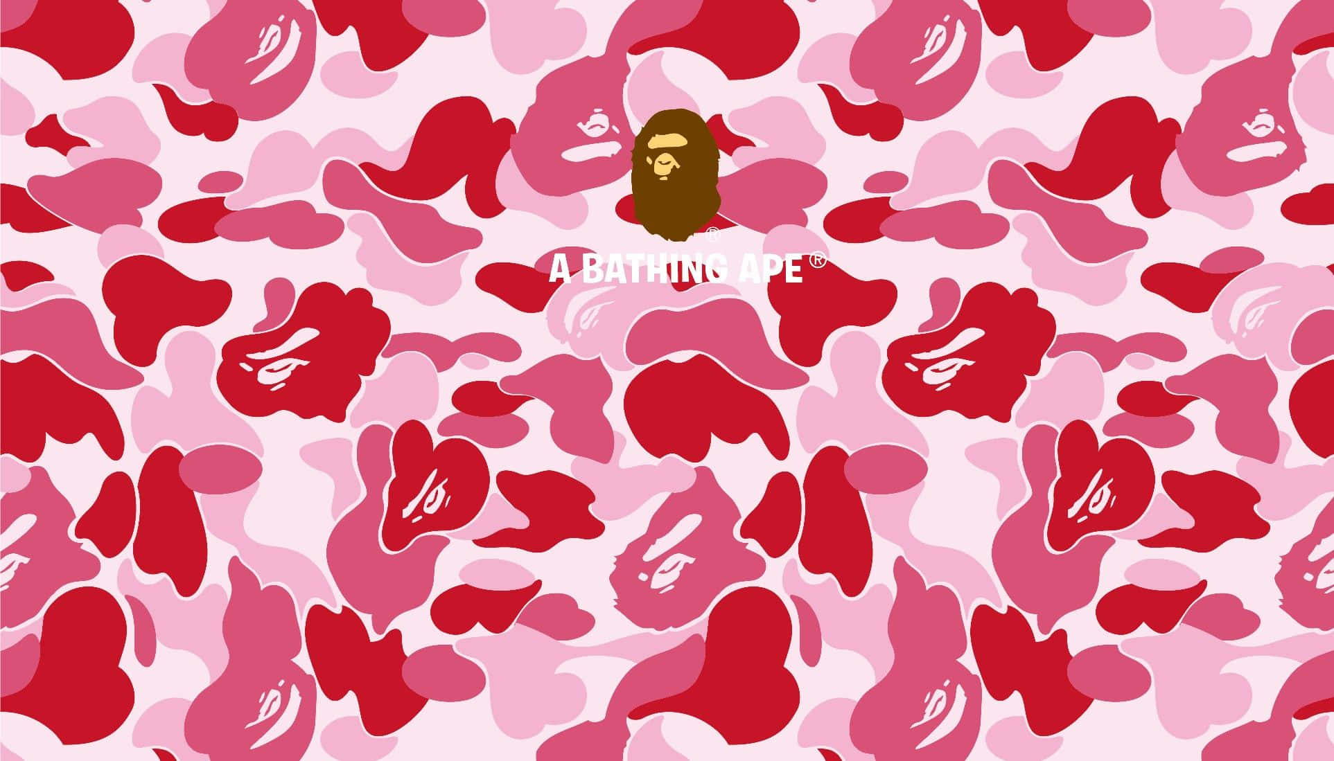 粉色迷彩Bathing Ape品牌壁紙 壁紙 — 大膽的粉紅色和紅色迷彩圖案牆紙，中央有一個棕色猿頭標誌，帶有「A BATHING APE」文字。
