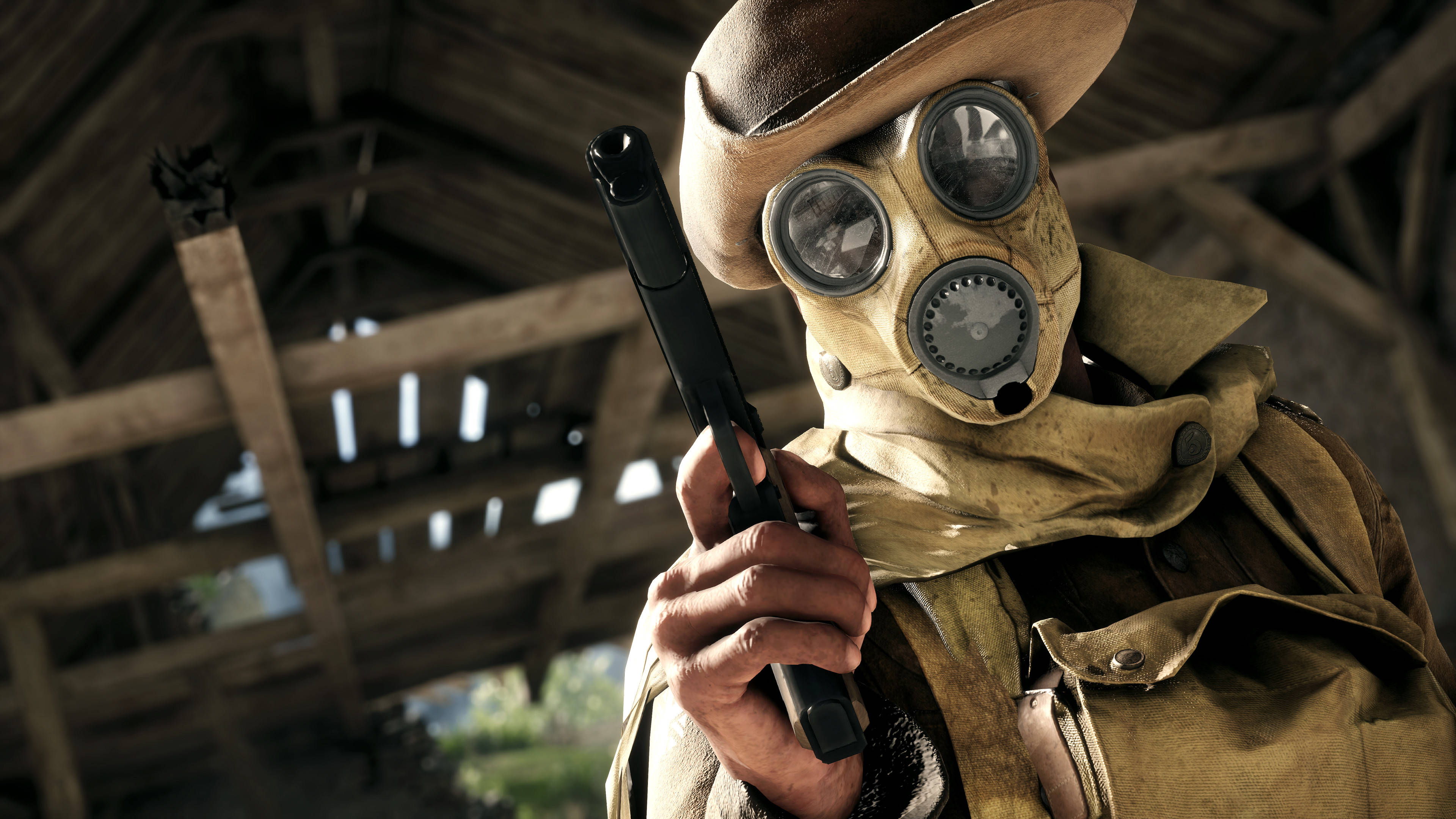 《Battlefield》遊戲中的蒙面刺客 壁紙 — 一個戴著復古防毒面具和帽子的人物，在質樸的木穀倉內手持手槍。