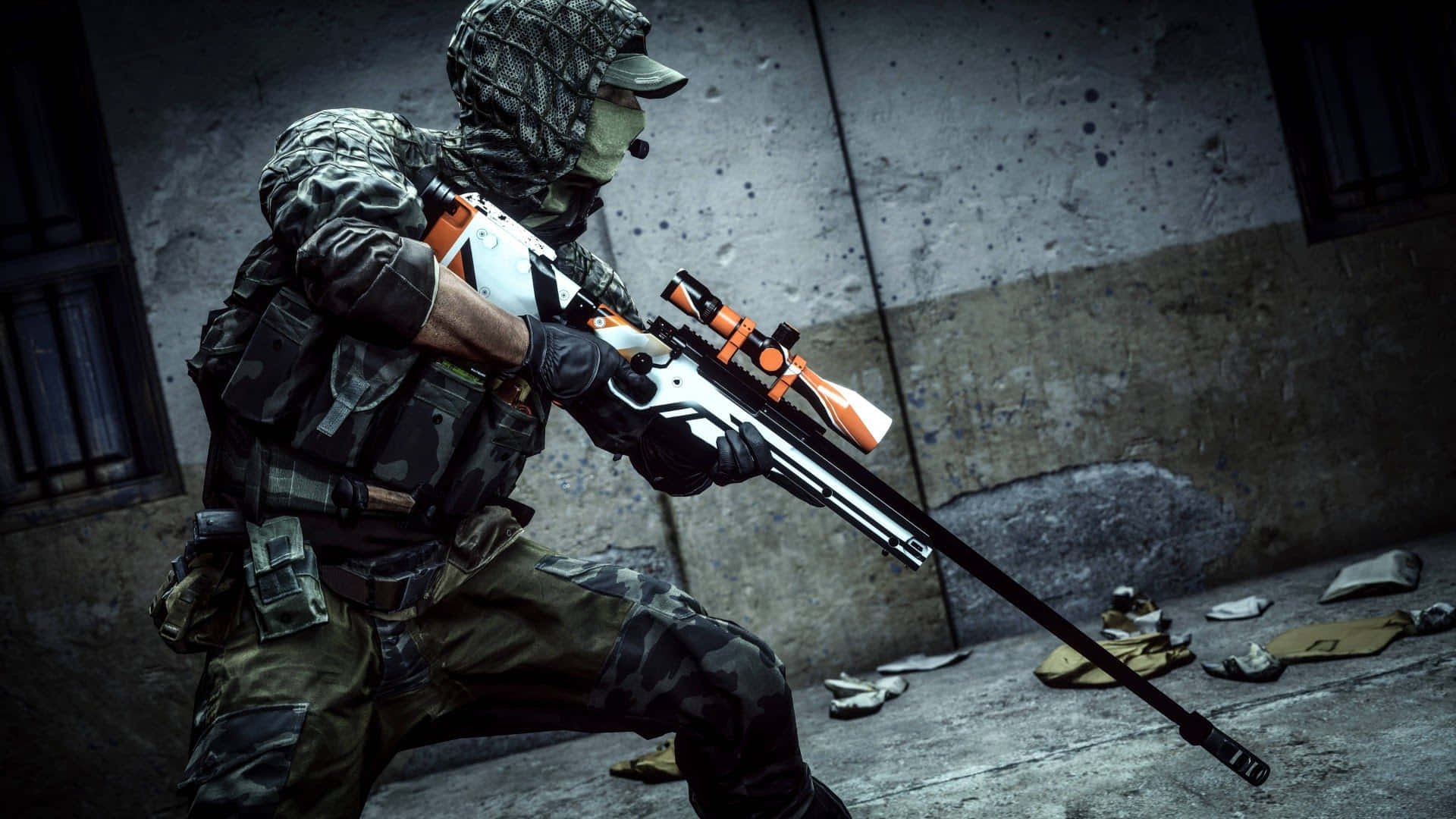 《Battlefield 4》4K 超高清遊戲畫面，極致戰鬥體驗 壁紙 — 一名身穿迷彩裝備的士兵在粗糙的城市小巷中蹲下，手持狙擊步槍。