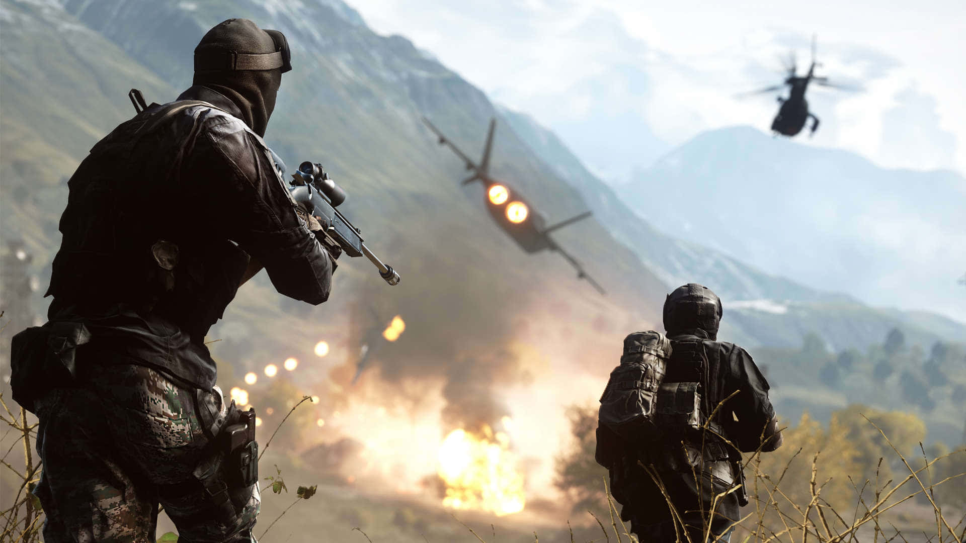 Battlefield 4 遊戲精彩戰鬥畫面 壁紙 — 兩名身穿戰鬥裝備的士兵站在山區地形中，爆炸發生，軍用飛機在頭頂飛過。
