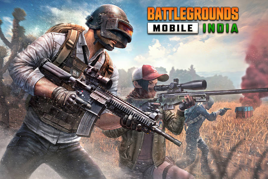 Battleground India 大逃殺遊戲模式 壁紙 — 兩名身穿作戰裝備的士兵在陰天之下，步槍指向前方，穿過塵土飛揚的田野前進。
