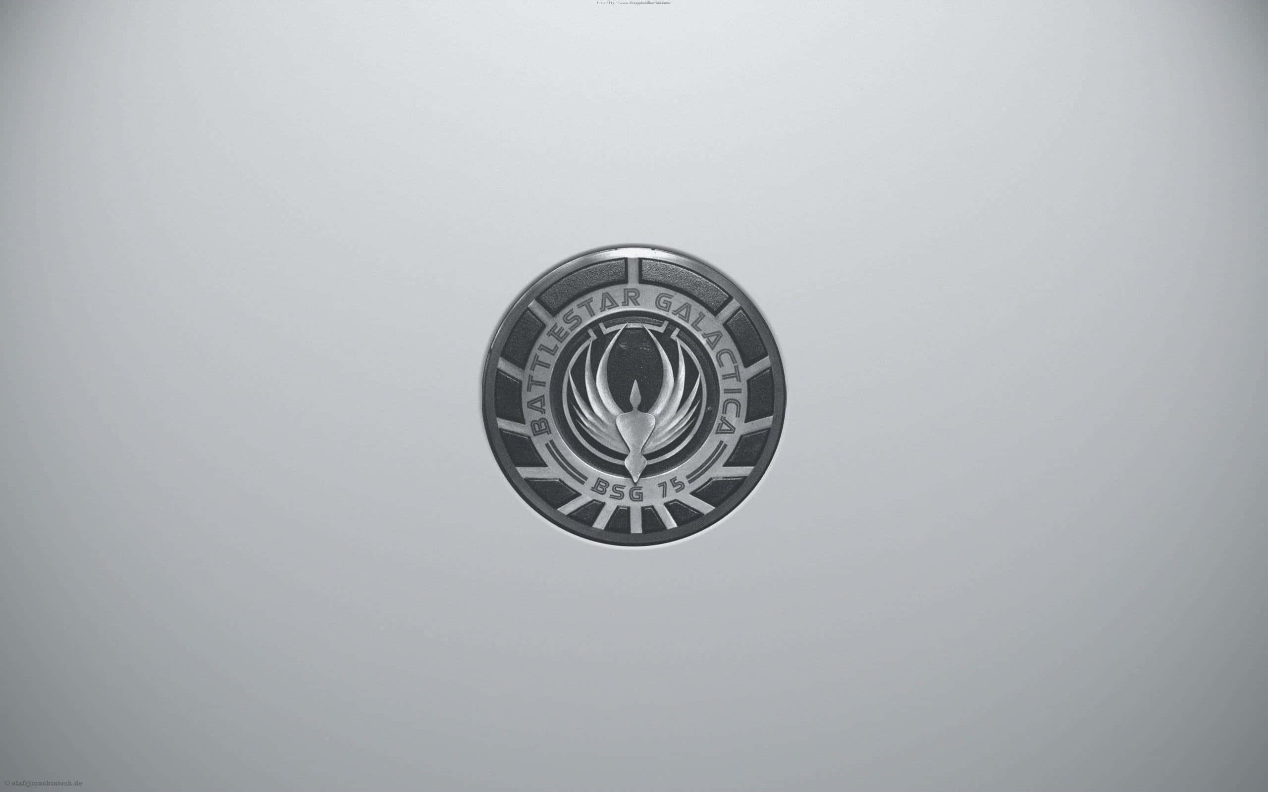 Battlestar Galactica 標誌 壁紙 — 一個金屬質感的《星際大爭霸》標誌徽章，居中放置在帶有微妙漸變的純淺灰色背景上。