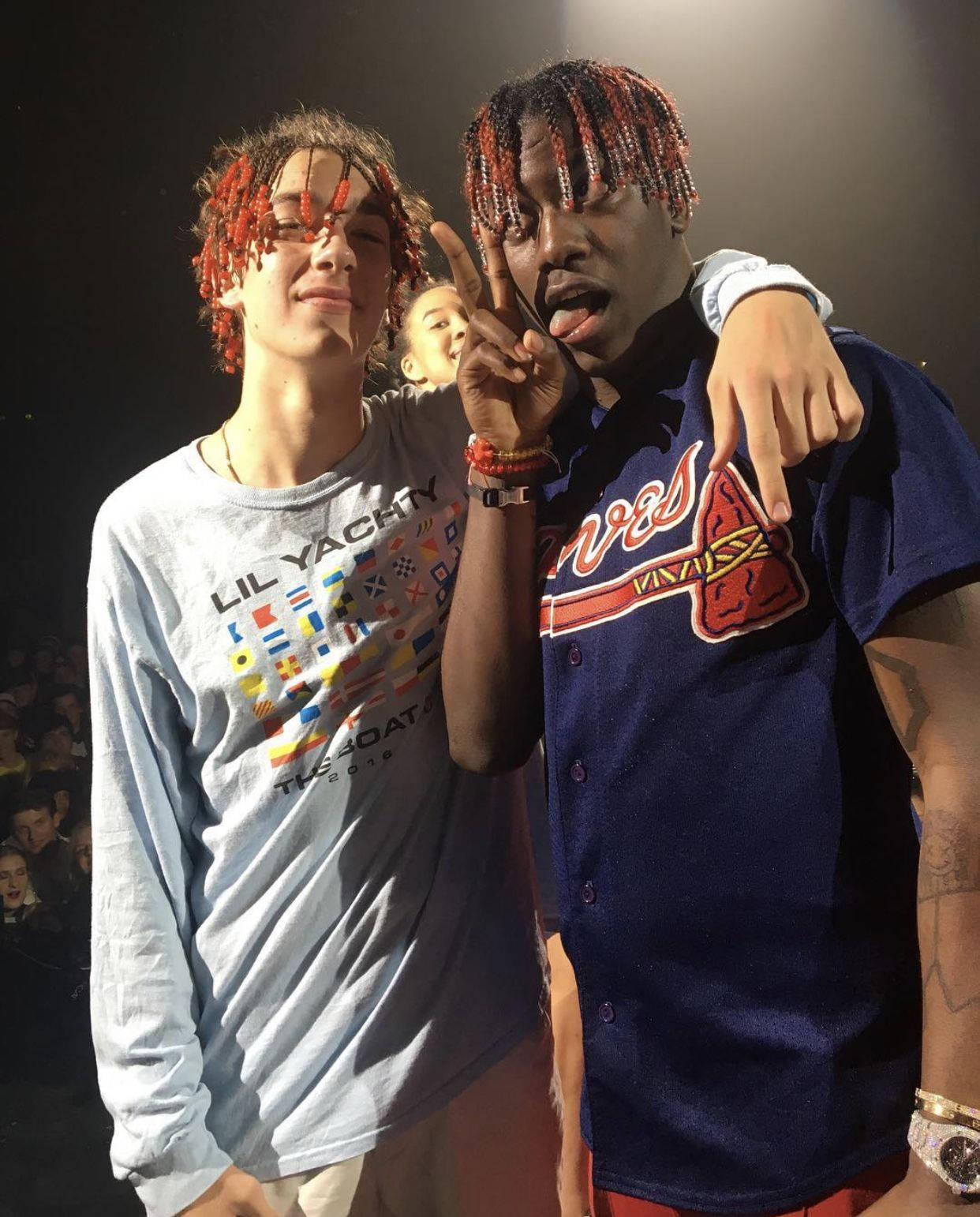 Baylen Levine 與饒舌歌手 Lil Yachty 壁紙 — 兩名紅珠髮年輕男子在明亮的舞台燈光下於音樂會上頑皮地擺姿勢。