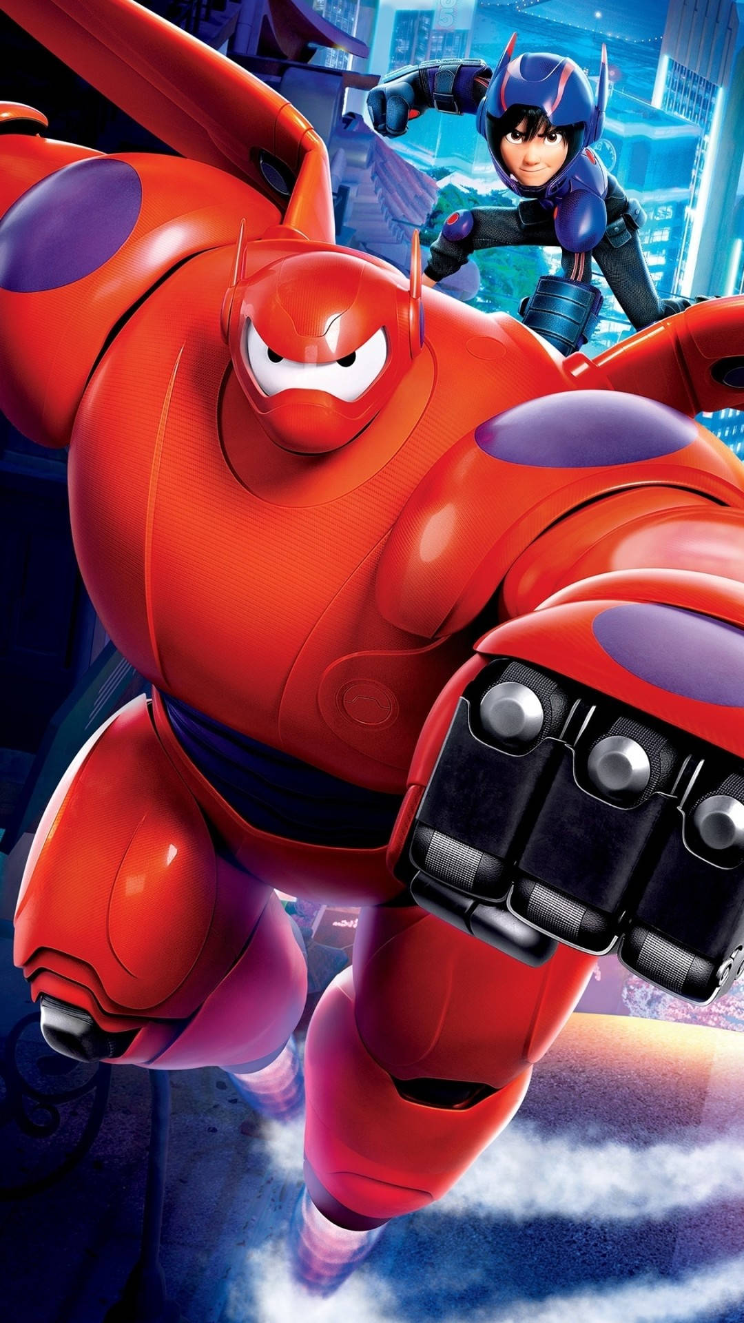 Baymax 與 希羅 擊劍姿勢 壁紙 — 一件帶有紫色點綴的巨型紅色超級英雄套裝在城市景觀中翱翔，而一位身穿藍色套裝的年輕飛行員在他旁邊飛行。