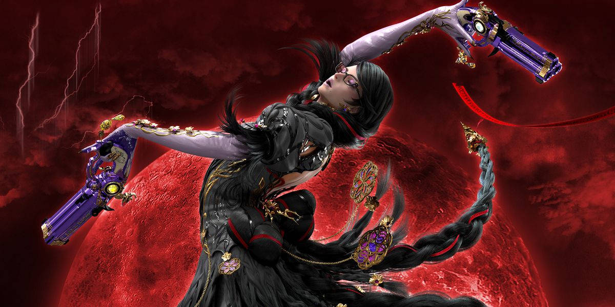 Bayonetta 紅天月影 壁紙 — 一位黑髮動漫女性穿著華麗的黑色和金色服裝，手持兩把紫色槍支，面對著帶有閃電的暴風雨紅色天空。