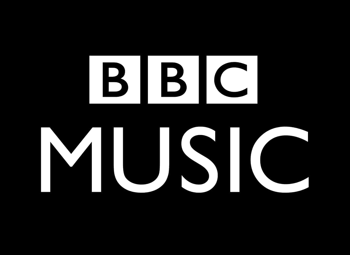 倫敦標誌性BBC廣播大樓 壁紙 — 粗體白色BBC Music標誌居中於純黑色背景上，搭配乾淨的無襯線字體。