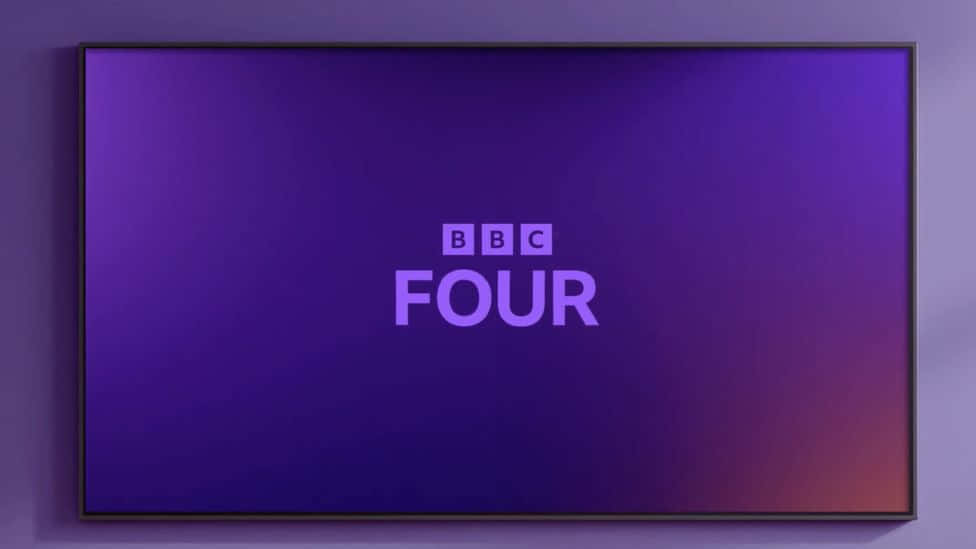 BBC Four標誌顯示在安裝於牆上的紫色漸變電視屏幕上。