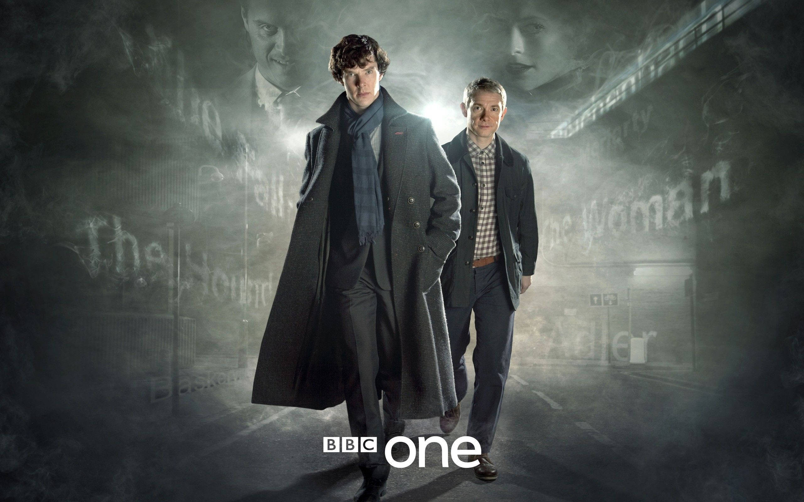 福爾摩斯：BBC One 壁紙 — 兩名身穿風衣的男子在迷霧陰暗的小巷中大步前行，身後漂浮著幽靈般的面孔和文字。