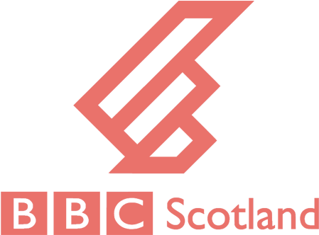 BBC Scotland 標誌 壁紙 — 在黑色背景上，帶有幾何「B」和粗體字母的醒目珊瑚色BBC Scotland標誌。