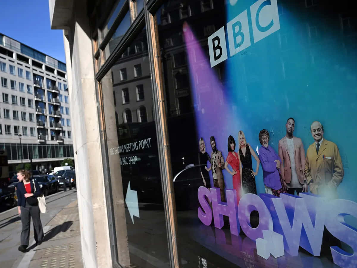 BBC商店櫥窗，有演員海報和指向會合點及商店的方向箭頭。