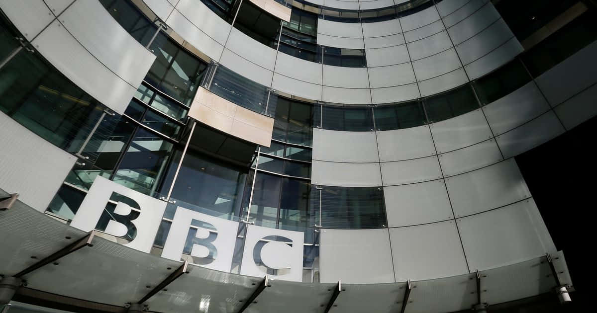 現代彎曲玻璃建築外牆上的BBC標誌。