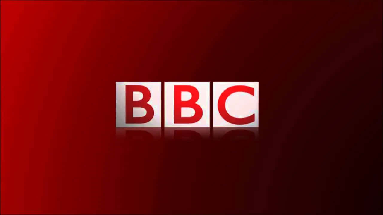紅色和白色的BBC標誌，置於漸變紅色背景上，帶有反射。