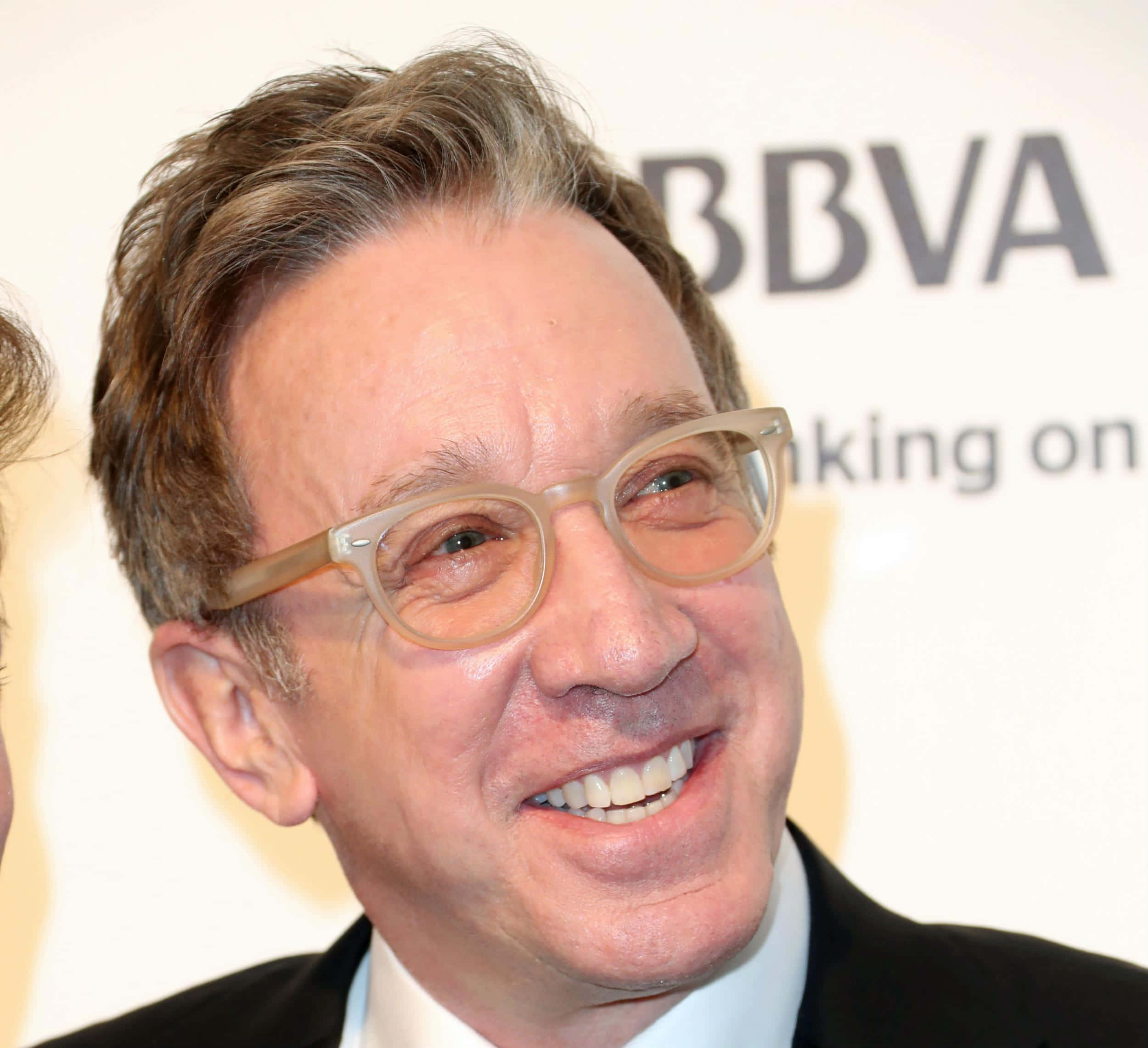 Tim Allen 桌布 壁紙 — BBVA活動中，一位戴眼鏡、灰白頭髮的 smiling 男士的近照。
