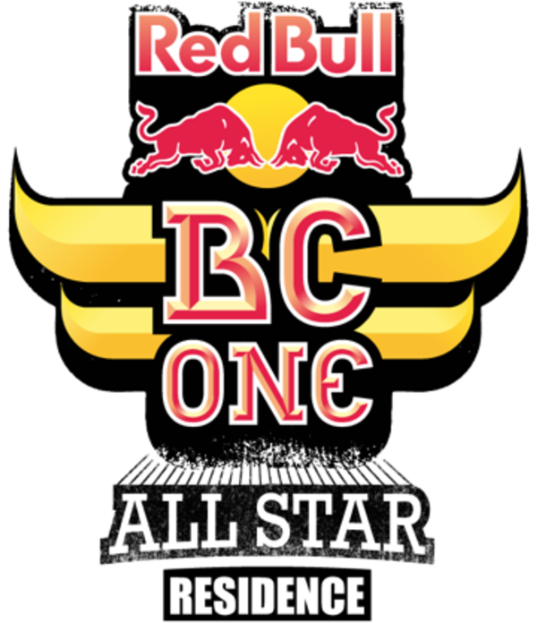 紅牛街舞BC One全明星住宿標誌 壁紙 — 大膽的Red Bull BC One All Star Residence標誌，帶有紅色公牛、黃色翅膀和粗糙字體，背景為黑色。