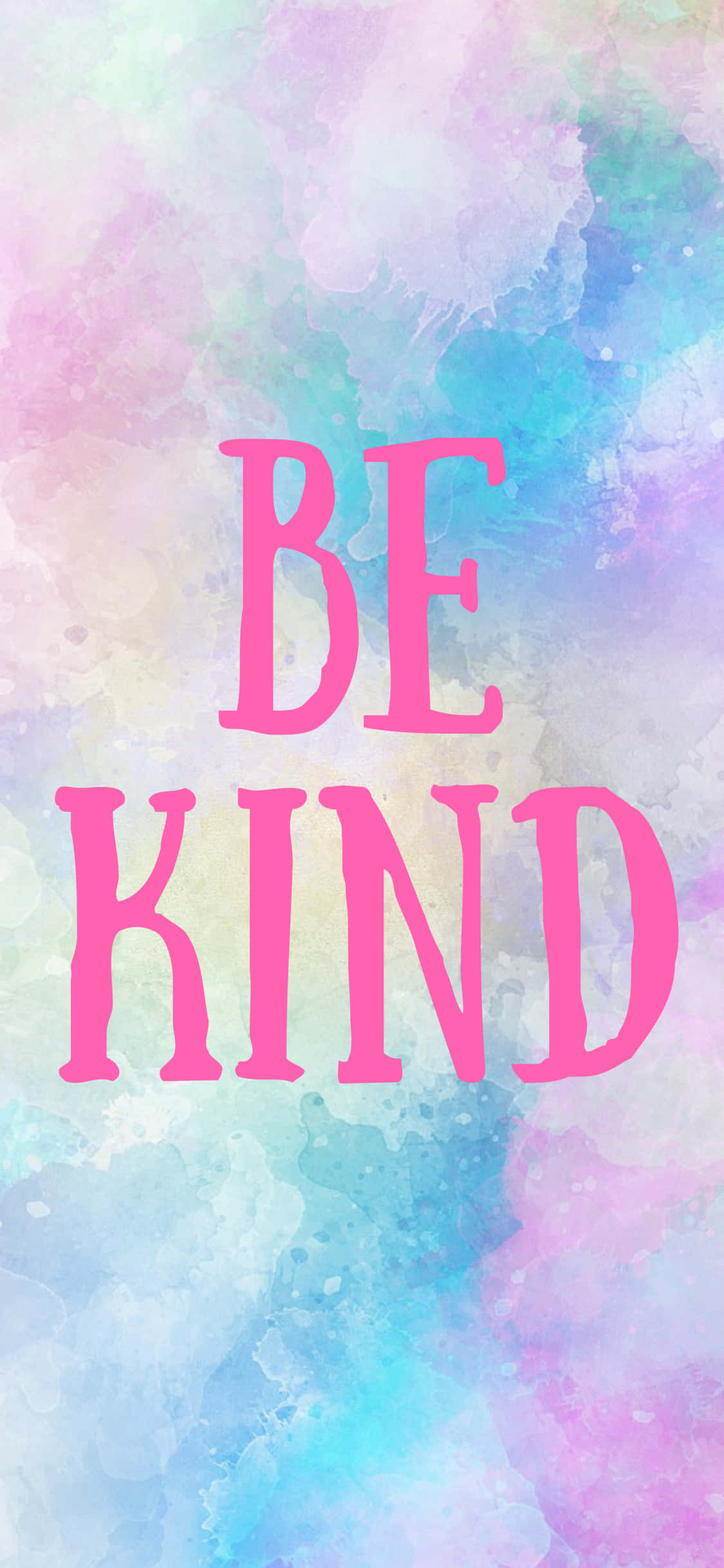 熱粉紅色字體的「Be Kind」 壁紙 — 粉紅色粗體文字顯示「be kind」，背景為柔和粉彩水彩，混合了粉紅、藍色和紫色。