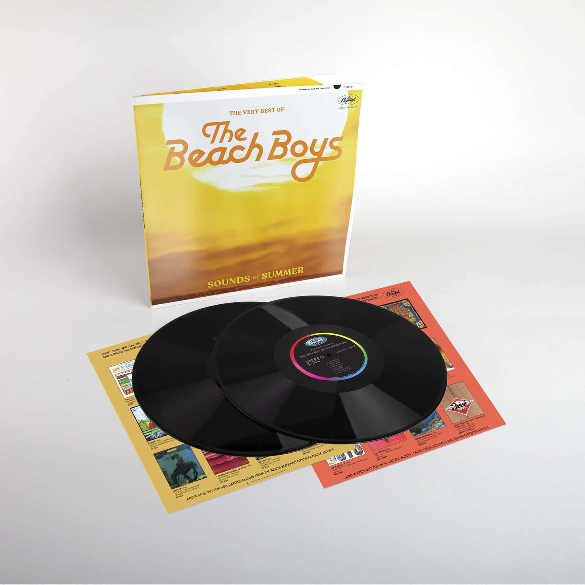 兩張黑膠唱片和 The Beach Boys《Sounds of Summer》的專輯內頁。