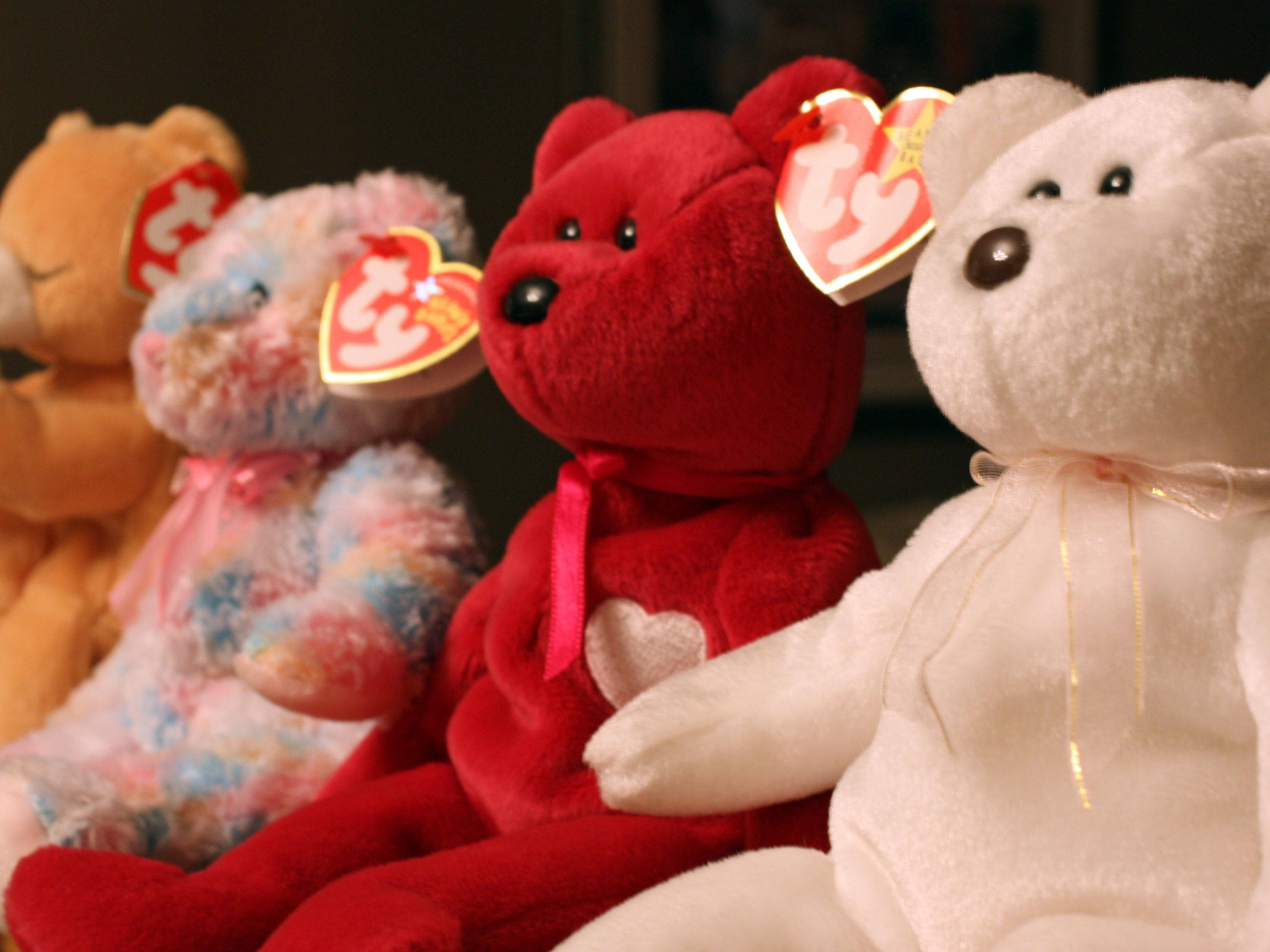 Beanie Boos 小熊 壁紙 — 四隻紅色、橙色、粉彩和白色的 Ty Beanie Babies 毛絨熊緊密地坐在一起，心形標籤清晰可見。