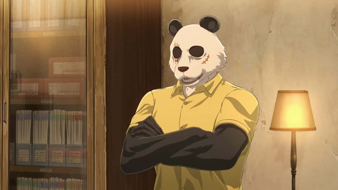 Beastars 熊貓角色戈欣 壁紙 — 一個戴著熊貓面具、身穿黃色襯衫的動漫角色，在一個有燈和書架的溫暖房間裡交叉雙臂站立。