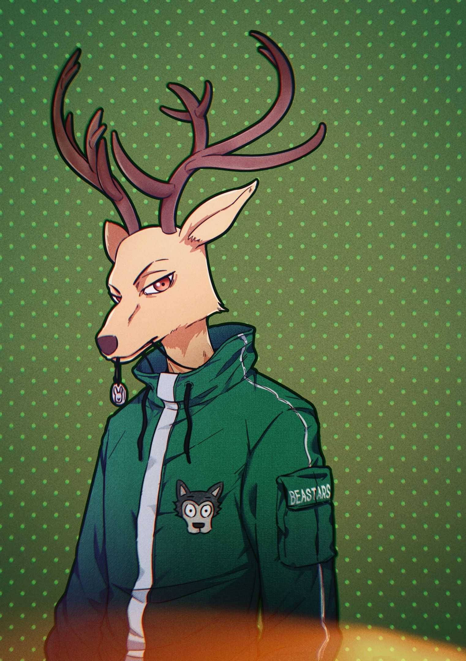 《Beastars》Louis 穿印Legosi夾克 壁紙 — 一隻嚴肅的擬人化鹿，頭上有鹿角，穿著綠色 'Beastars' 連帽衫，背景是點狀綠色。