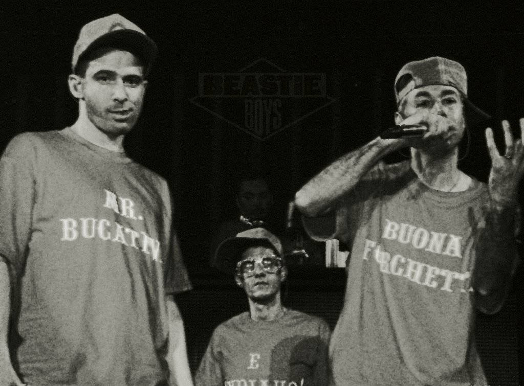 Beastie Boys以黑白風格在舞台上現場表演