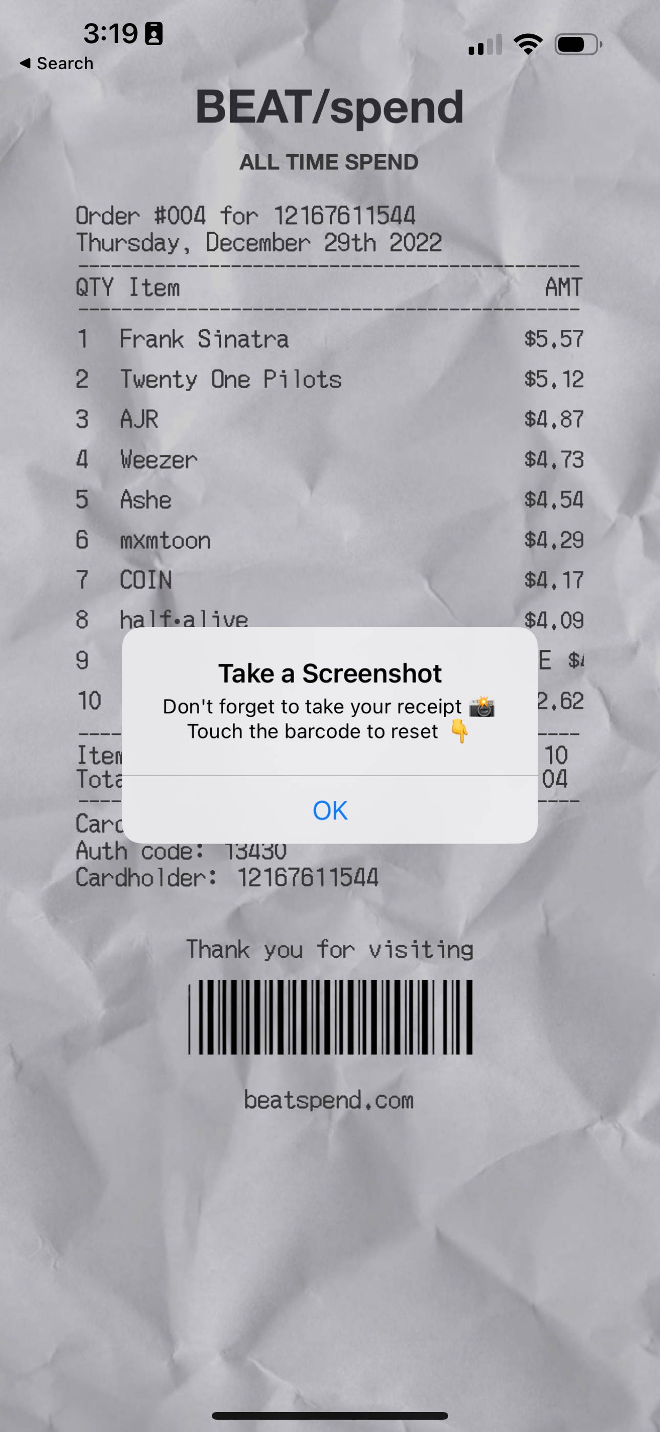 Beat/Spend應用程式收據 壁紙 — 一張來自 BEAT/spend 的皺巴巴收據，列出音樂藝術家購買記錄，並帶有屏幕截圖提示覆蓋層。