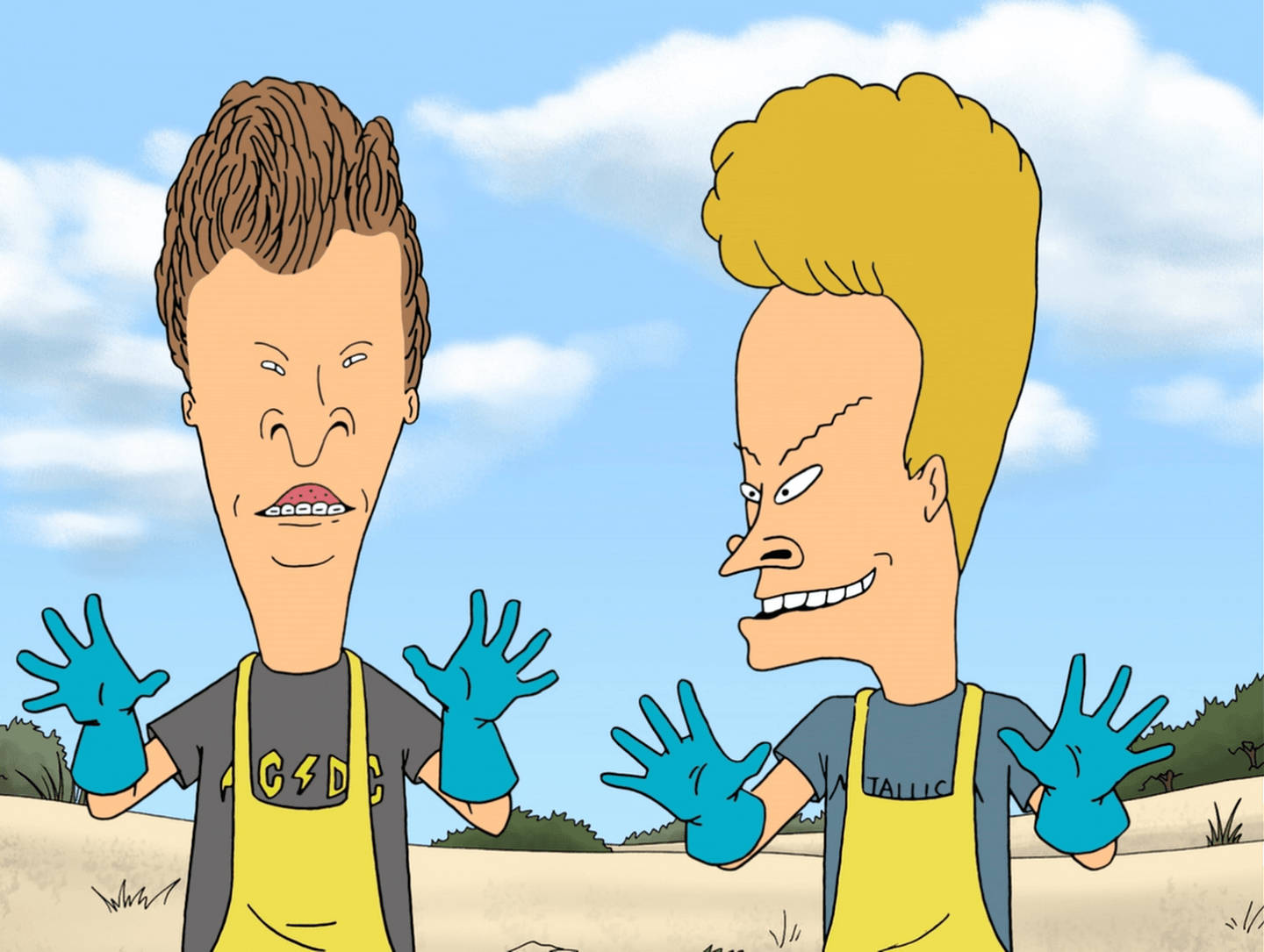Beavis 和 Butt-Head 戴手套穿圍裙 壁紙 — 兩個卡通人物，特徵誇張，戴著藍色手套，站在沙漠中，天空蔚藍有雲。