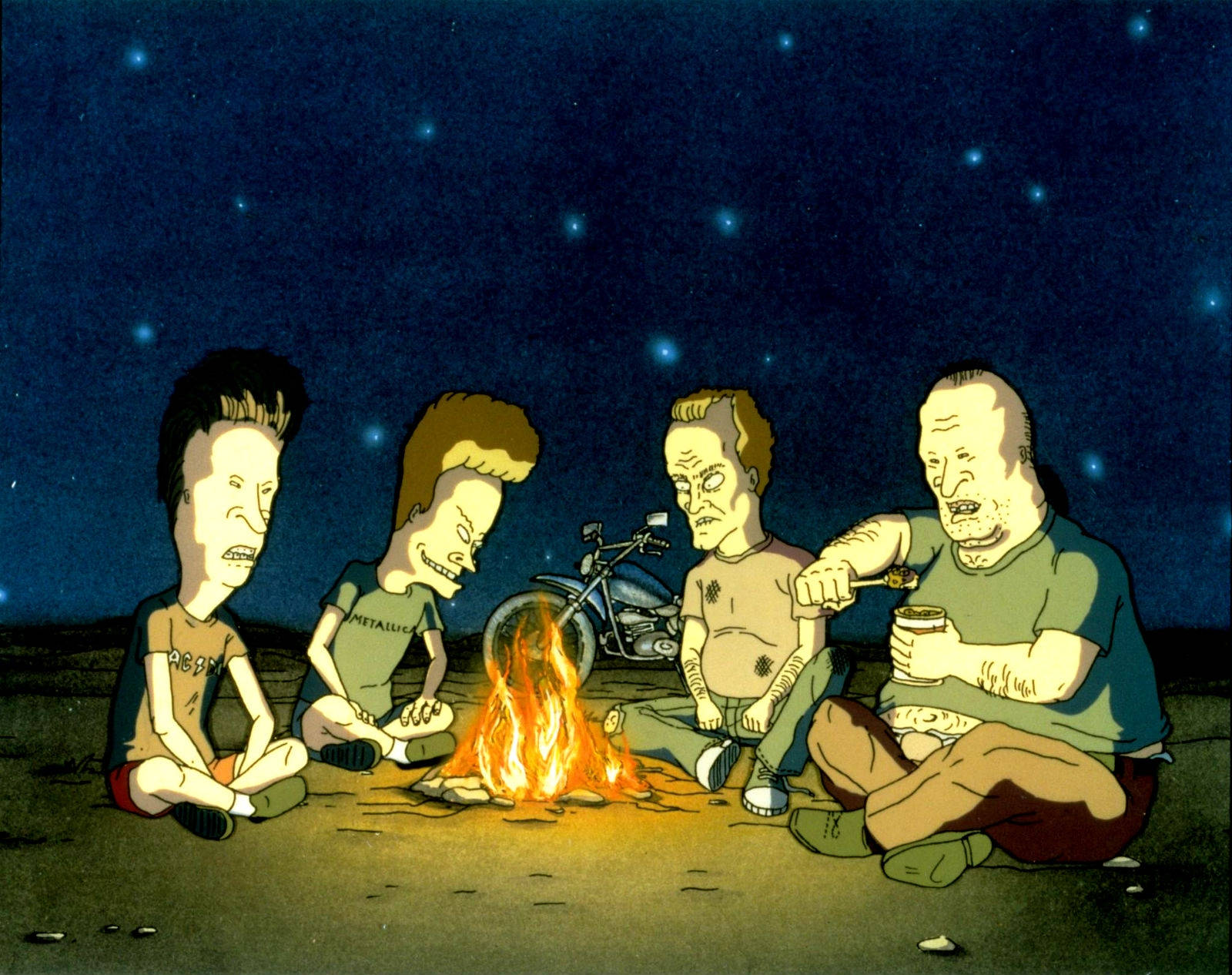 Beavis與Butt-Head露營 壁紙 — 四個卡通男人誇張特徵坐在營火旁，星空下，附近有電單車。
