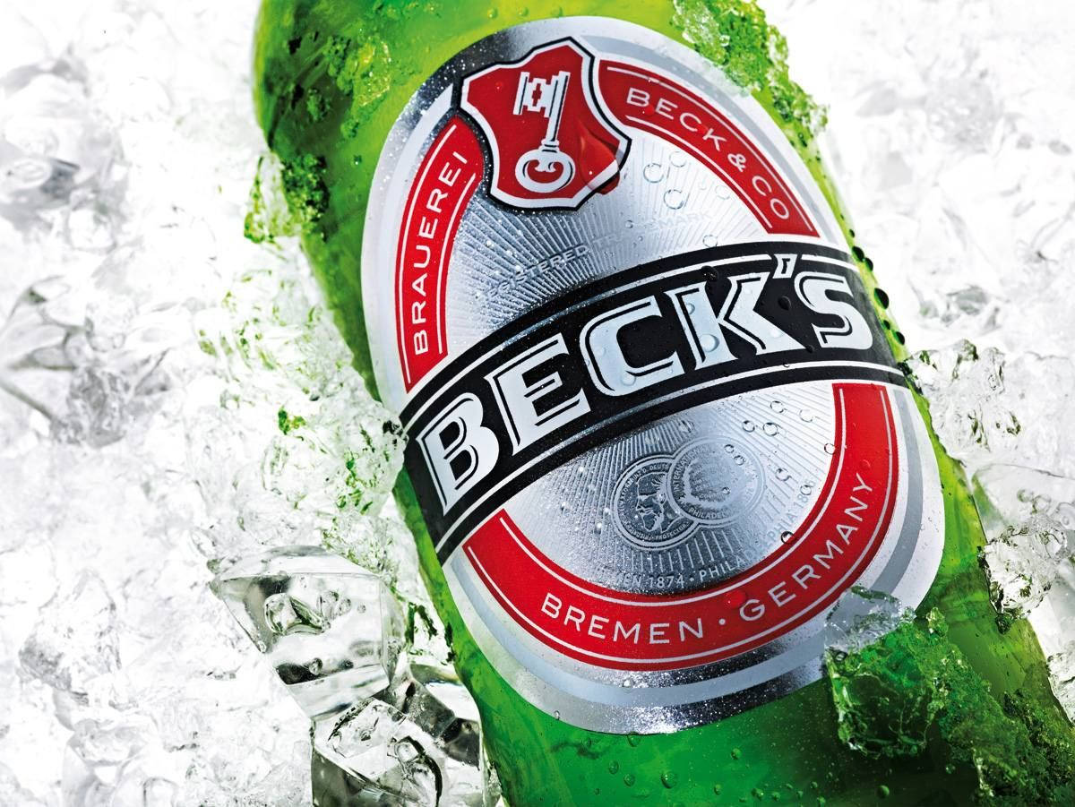 冰凍的Beck's啤酒瓶被冰塊包圍。