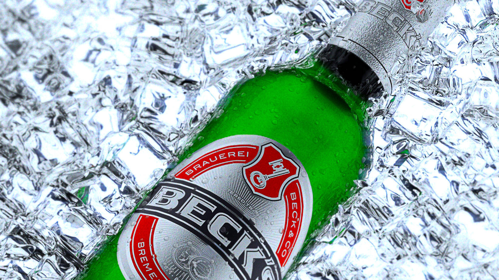 冰凍的綠色Beck's啤酒瓶被碎冰環繞。